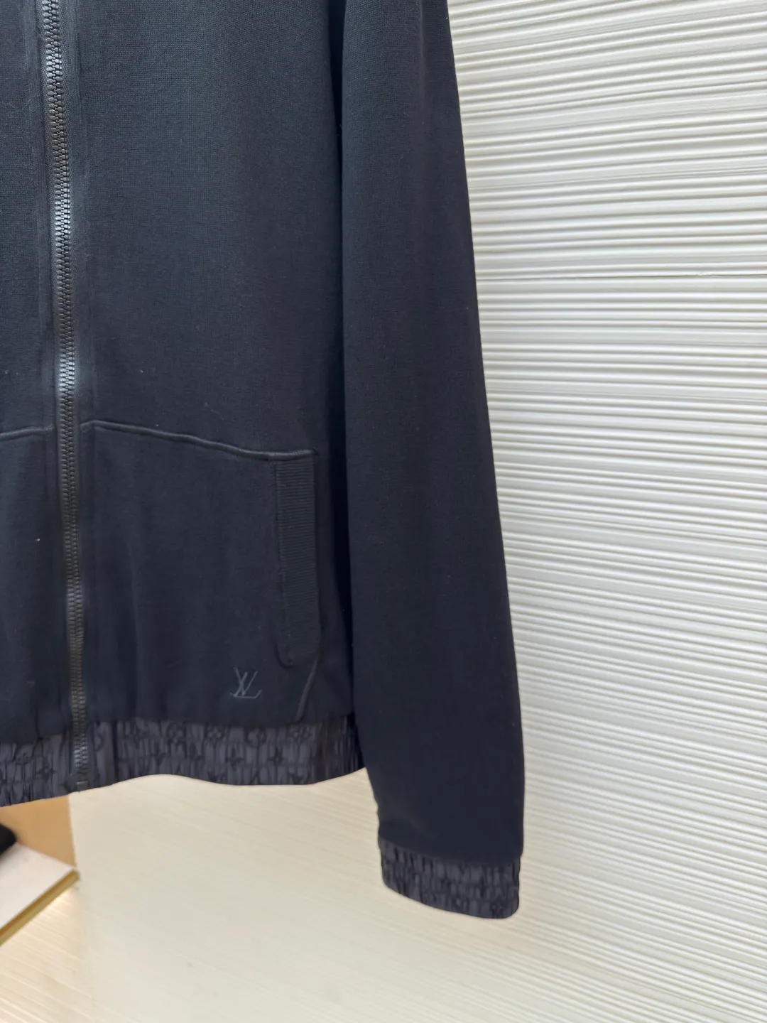 LOUIS VUITTON double-sided zipper jacket ●Authentic product: 21300 purchase and development ●Item number: 1680683-B95 ●Fabric: nylon fabric ●Technology: full-width jacquard production ●Version: loose version ●Weight: about 665 grams ●Size: S-M-L-XL ●Description: Customized high-end nylon fantasy jacquard brocade and cotton sheep dense needle velvet, rich texture, full color, soft and delicate Double-sided charm, one piece of clothing to enjoy. One side quietly appears with low-key elegance. The iconic embroidered LV logo is embellished on it. The other side is covered with Yingze's full-width Monogram pattern, instantly lighting up the whole place. Exuding a sense of high-end from the inside out. Double-sided splendor. Like two movements in a symphony, each is wonderful and reflects each other. Unlock the noble code of fashion and use imported machine embroidery technology to use advanced computer control systems and precision mechanical components to realize LV logo embroidery operations. High precision, smooth and delicate lines, fabric jacquard technology, by weaving a full-width Monogram jacquard texture technology on the surface of the fabric, controlling the interweaving method of warp and weft lines, and accurately controlling the interweaving density and tension of the yarn to make it more three-dimensional. Ergonomic three-dimensional tailoring returns to traditional craftsmanship through segmentation, folding, shrinking, and stretching techniques. The so-called slow work produces fine work, which is the respect for materials and the pursuit of feel. The workmanship is complex and tedious, slow in aging, and high in loss. The overall wiring is straight and delicate, the fabric is comfortable and soft, and the color is consistent without color difference. It can be matched with the same style to create a fashionable look and control various occasions. Customized accessories, complete with three standards, same style for men and women!